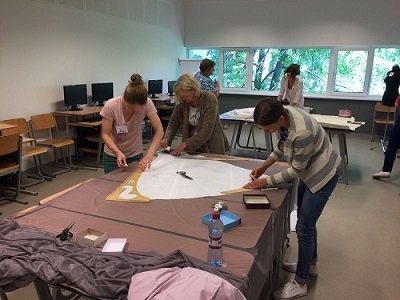 Pieredzes stāsts: no bērnības sapņa līdz praksei Latvijas modes zīmolā