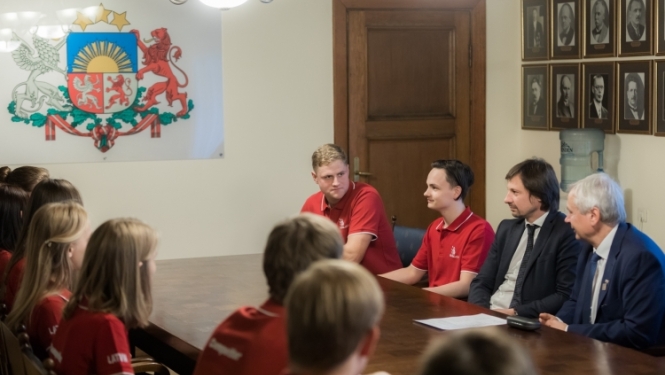 SkillsLatvia komanda tiekas ar ministru Kārli Šadurski