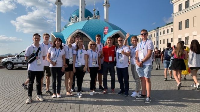 SkillsLatvia komanda neformālā gaisotnē iepazīst Kazaņu un citu valstu delegācijas