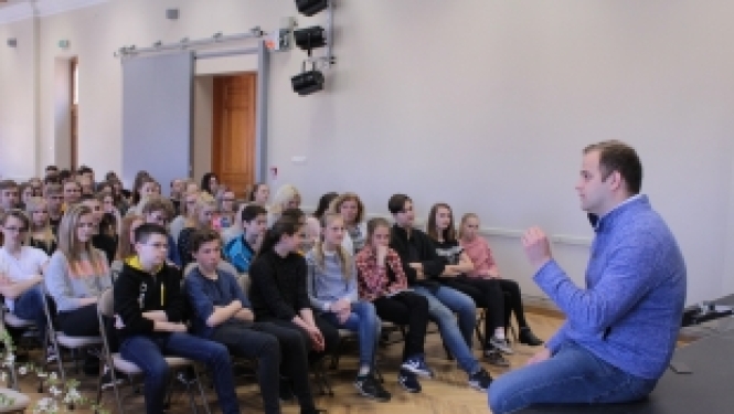 Erasmus+ 30. gadadienas vēstneši viesojas skolās