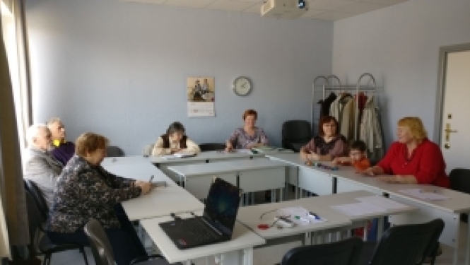 Īsteno sociālu iekļaušanu caur digitālo iemaņu apguvi un starppaaudžu mācīšanos