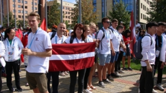 SkillsLatvia komanda neformālā gaisotnē iepazīst Kazaņu un citu valstu delegācijas
