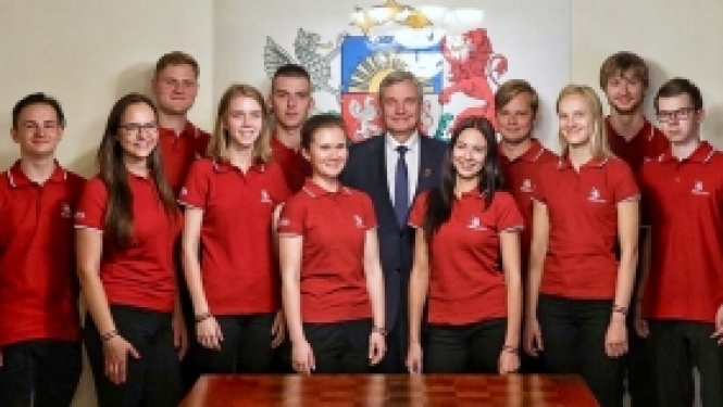 Latvijas komanda  tiekas ar ministru pirms došanās uz EuroSkills 2018 konkursu
