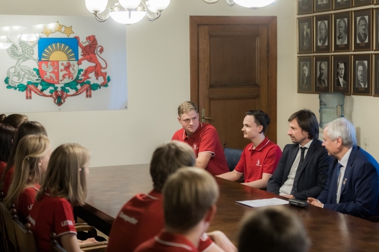 SkillsLatvia komanda tiekas ar ministru Kārli Šadurski