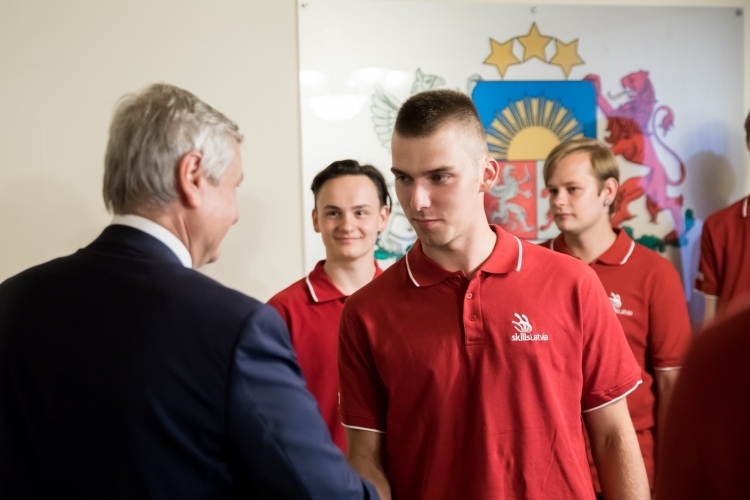 SkillsLatvia komanda tiekas ar ministru Kārli Šadurski