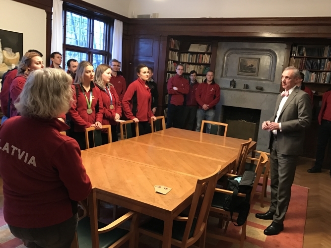 Latvijas valsts komanda apciemo Latvijas vēstniecību Zviedrijā