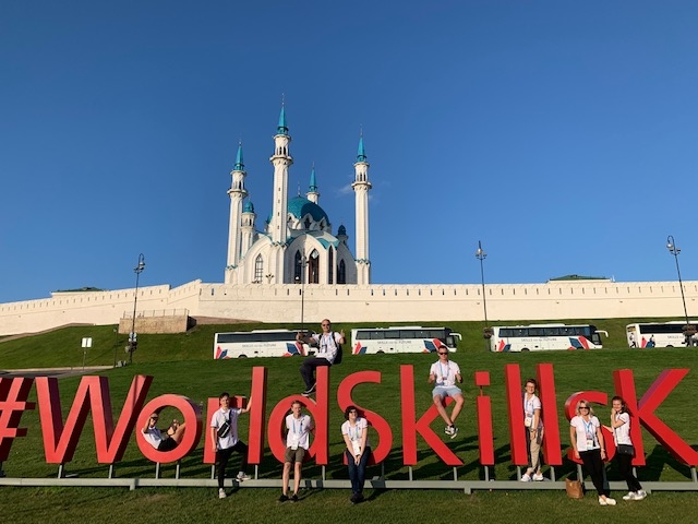 SkillsLatvia komanda neformālā gaisotnē iepazīst Kazaņu un citu valstu delegācijas