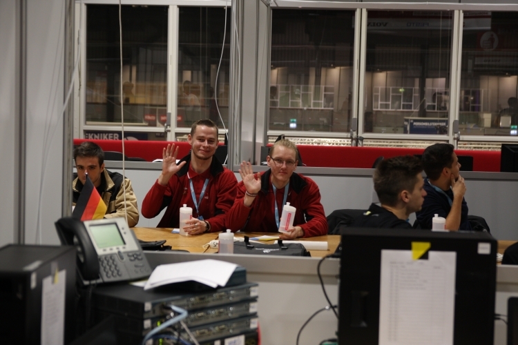 EuroSkills 2016 konkursanti pirmo reizi ierauga savu darba vietu un milzīgo halli, kurā darbosies visu 35 dalībvalstu pārstāvji