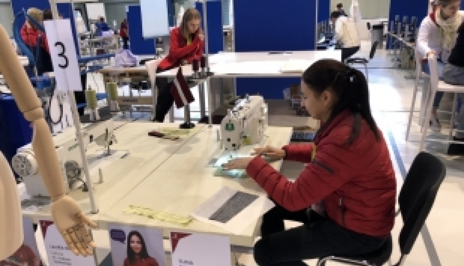 Latvijas komandas konkursanti iepazīst darba vidi