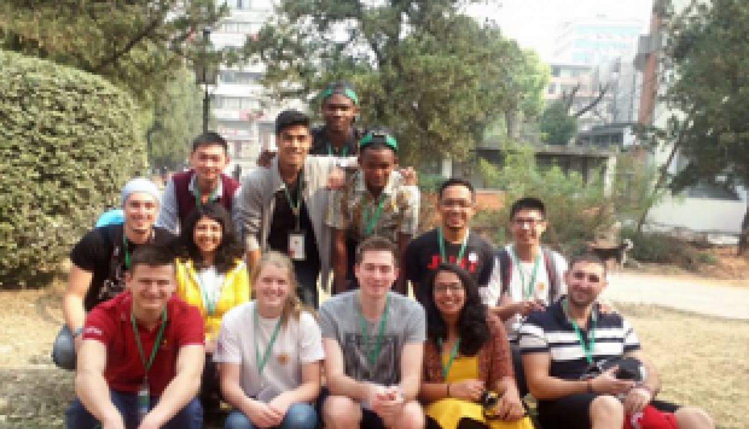 Jaunais mēbeļu galdnieks Reinis Gusts apliecina savas prasmes Nepālā