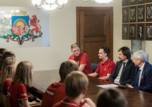 SkillsLatvia komanda tiekas ar ministru Kārli Šadurski