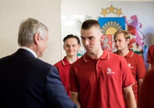 SkillsLatvia komanda tiekas ar ministru Kārli Šadurski