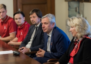 SkillsLatvia komanda tiekas ar ministru Kārli Šadurski