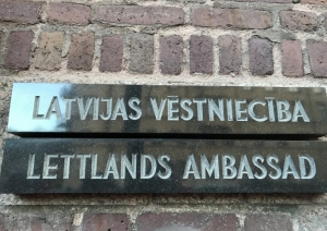 Latvijas valsts komanda apciemo Latvijas vēstniecību Zviedrijā