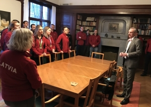 Latvijas valsts komanda apciemo Latvijas vēstniecību Zviedrijā