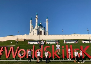 SkillsLatvia komanda neformālā gaisotnē iepazīst Kazaņu un citu valstu delegācijas