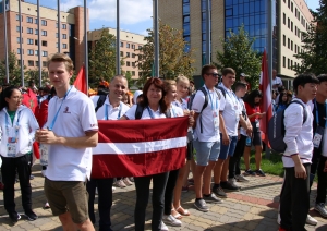 SkillsLatvia komanda neformālā gaisotnē iepazīst Kazaņu un citu valstu delegācijas