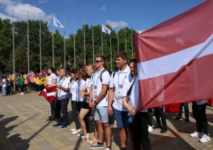 SkillsLatvia komanda neformālā gaisotnē iepazīst Kazaņu un citu valstu delegācijas